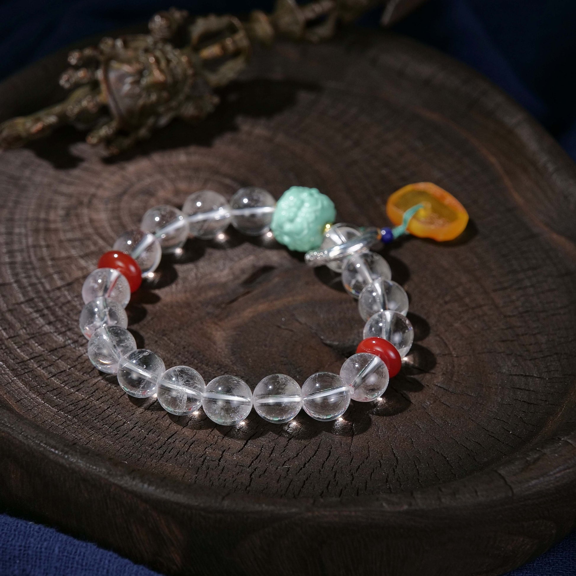 Purify the magnetic field to enhance the energy to have a good love beeswax white crystal bracelet
