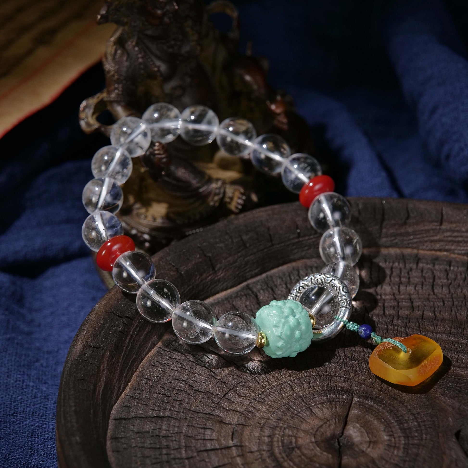 Purify the magnetic field to enhance the energy to have a good love beeswax white crystal bracelet
