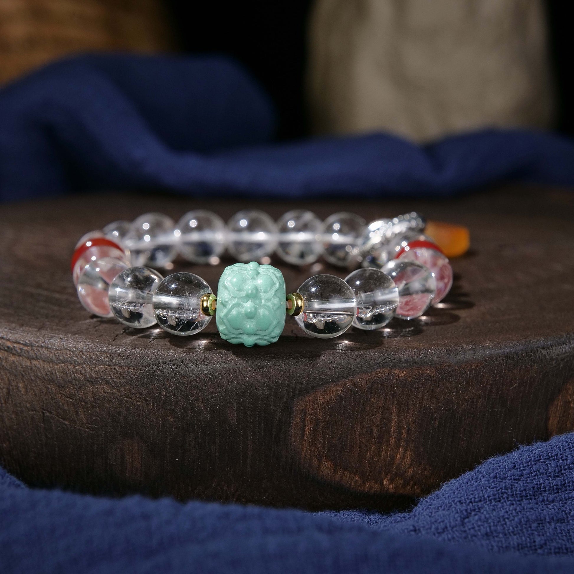 Purify the magnetic field to enhance the energy to have a good love beeswax white crystal bracelet